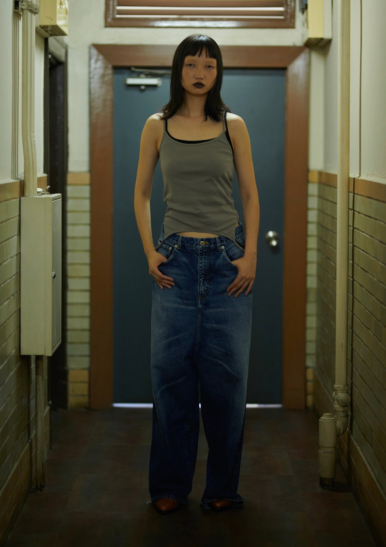 アンスクリアのデニムを穿いた女性モデル