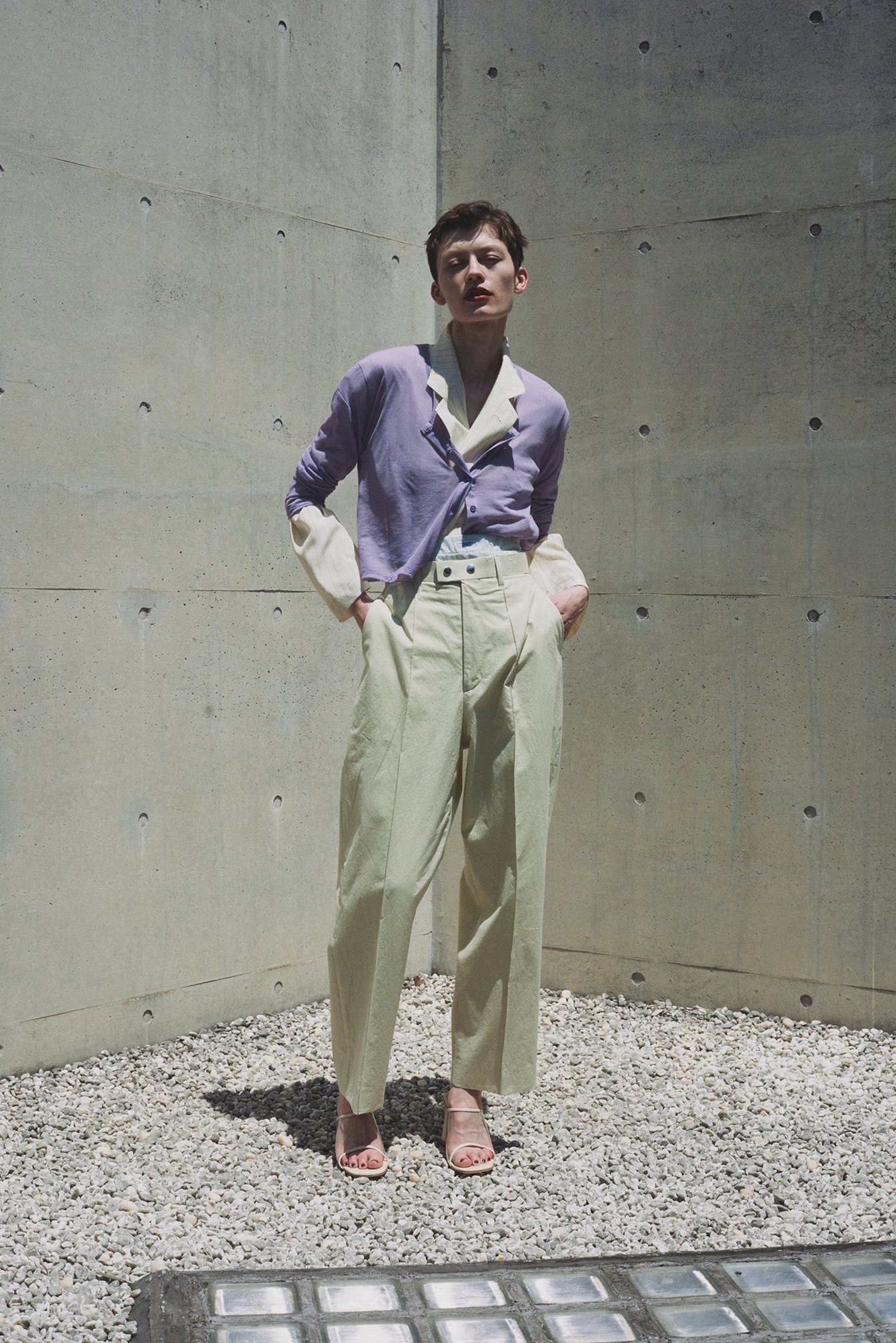 ジョンメイソンスミスの洋服を着た女性モデル