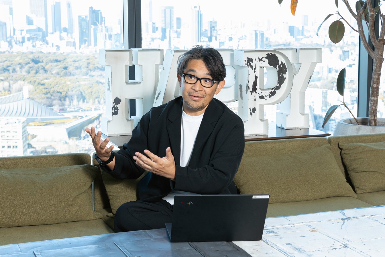 インタビューに答えるアダストリア 木村治社長