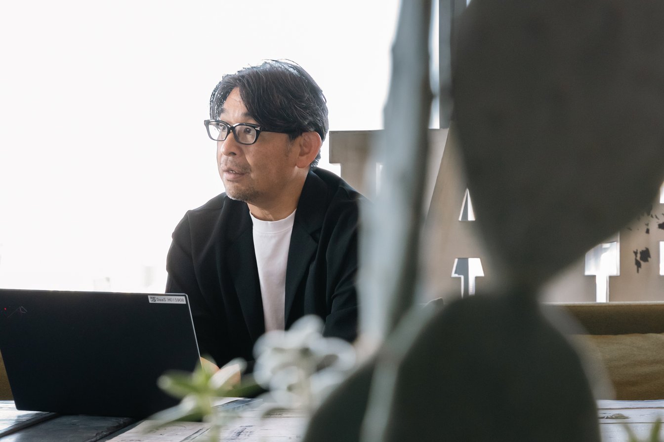 インタビューに答えるアダストリア 木村治社長