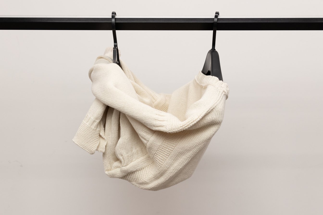 ハンガーにかけられたニット