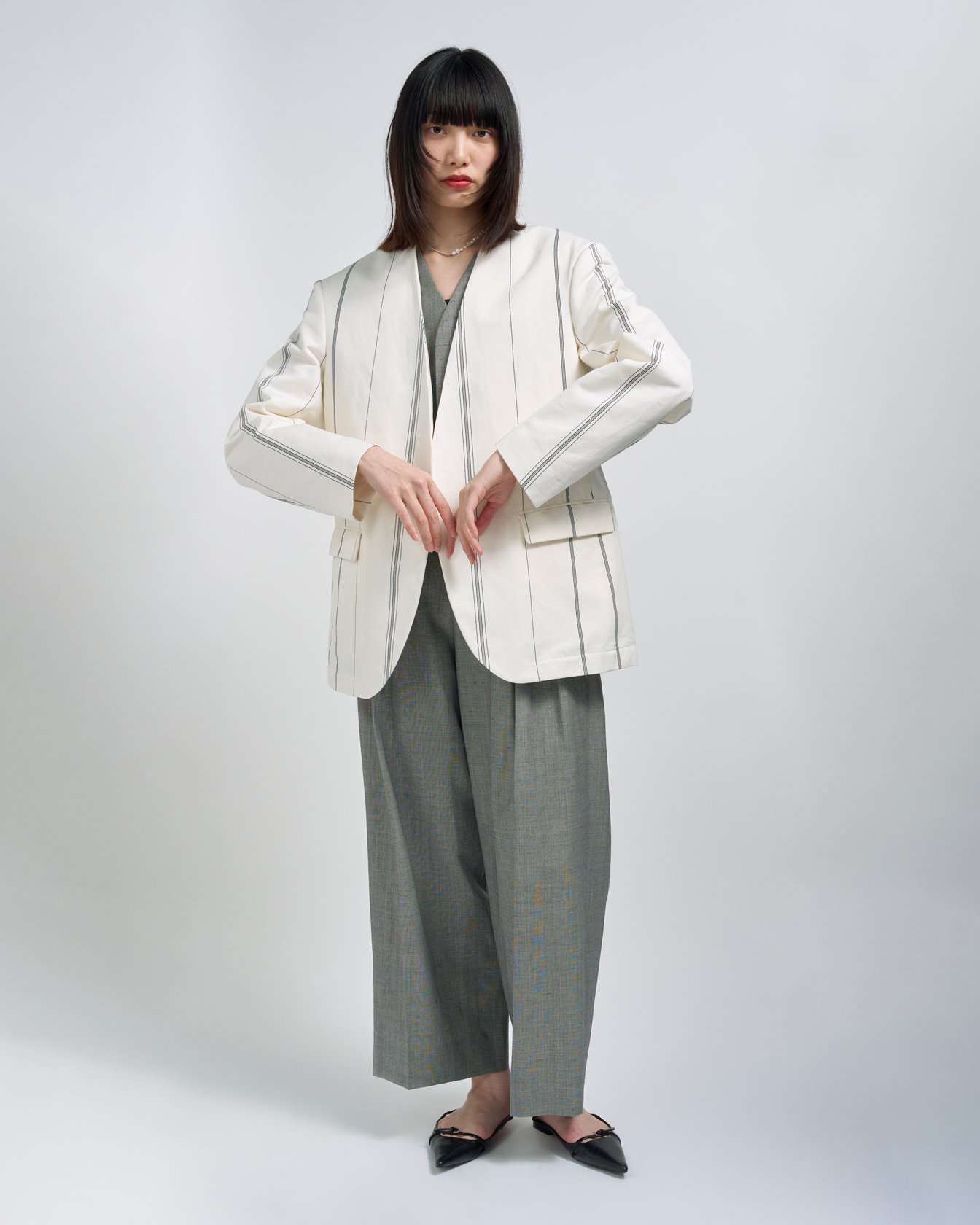 シーオールのセットアップを着用した女性モデル