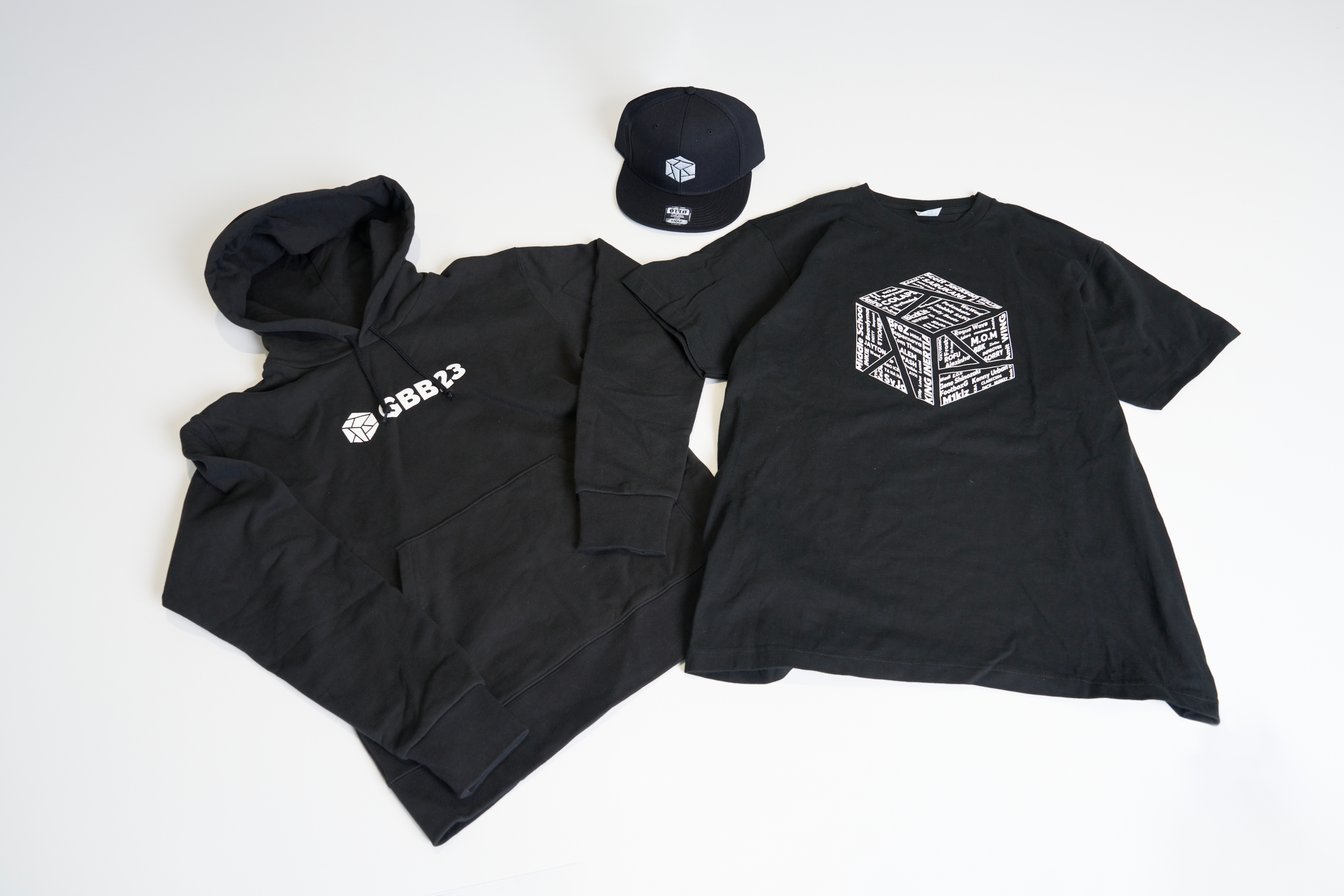 黒いTシャツとフーディー、キャップ