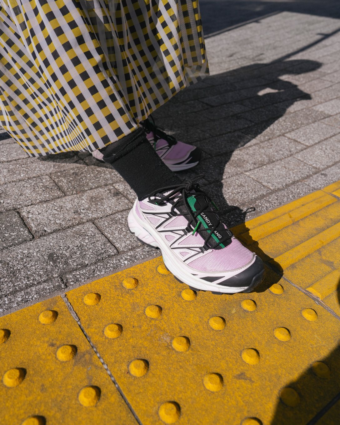 サロモンのピンクのスニーカー