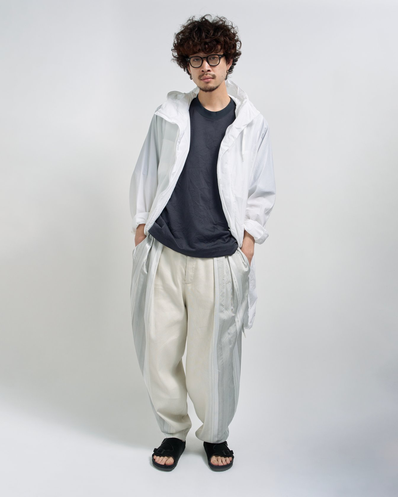 タークのセットアップを着た男性モデル
