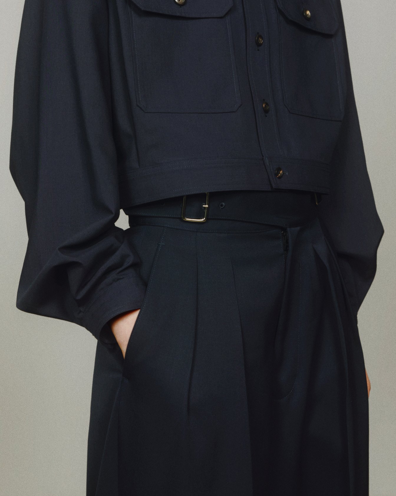 リラクスの服を着た女性モデル