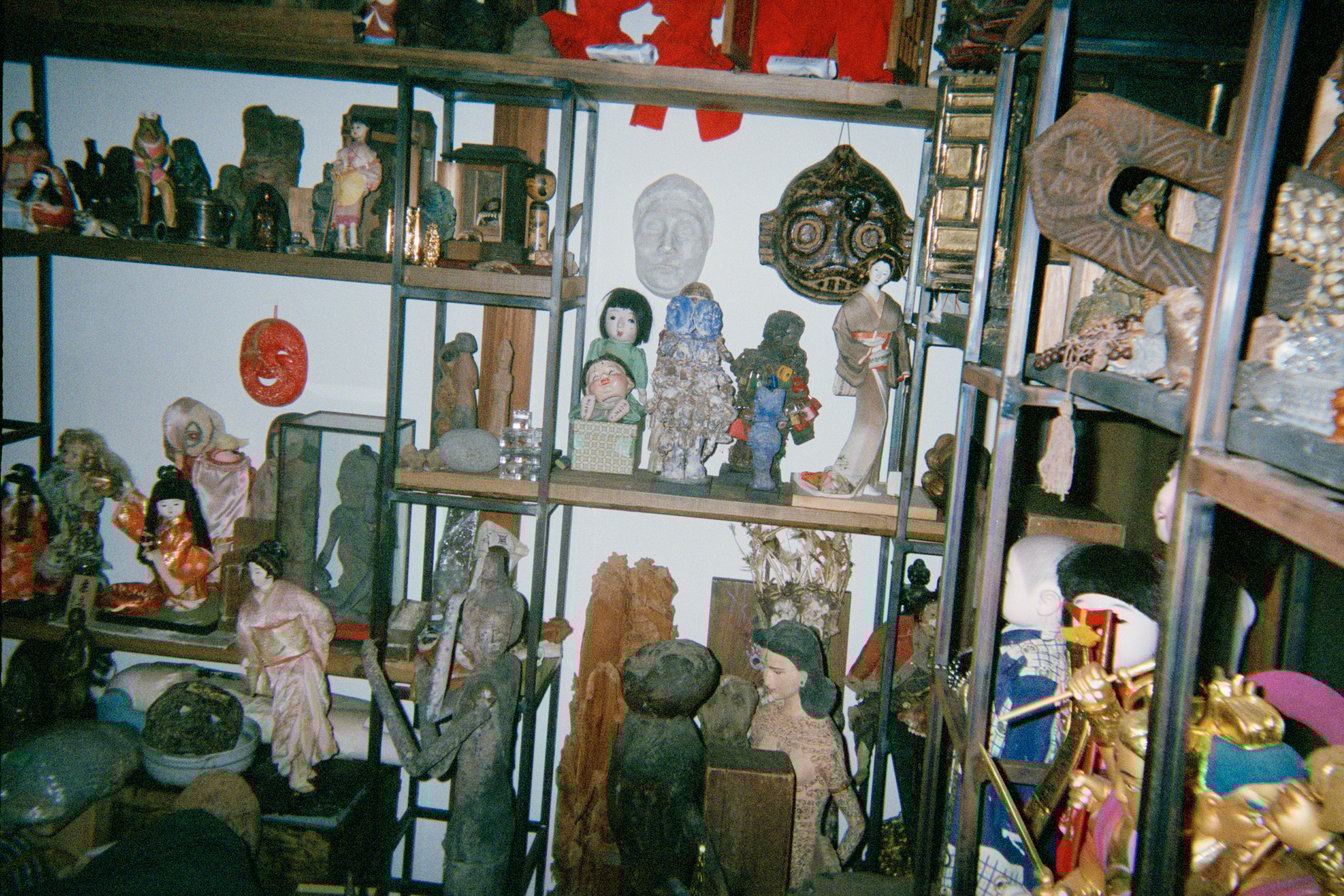 オカルトコレクター田中俊行の自宅の呪物部屋