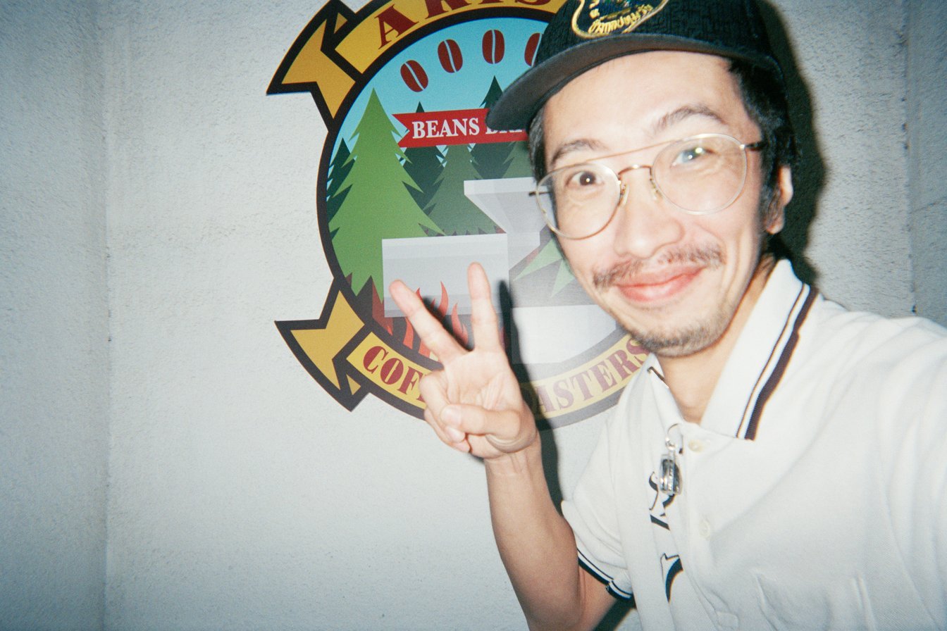 清澄白河のコーヒー屋「アライア」の前で写真を撮る田中俊行