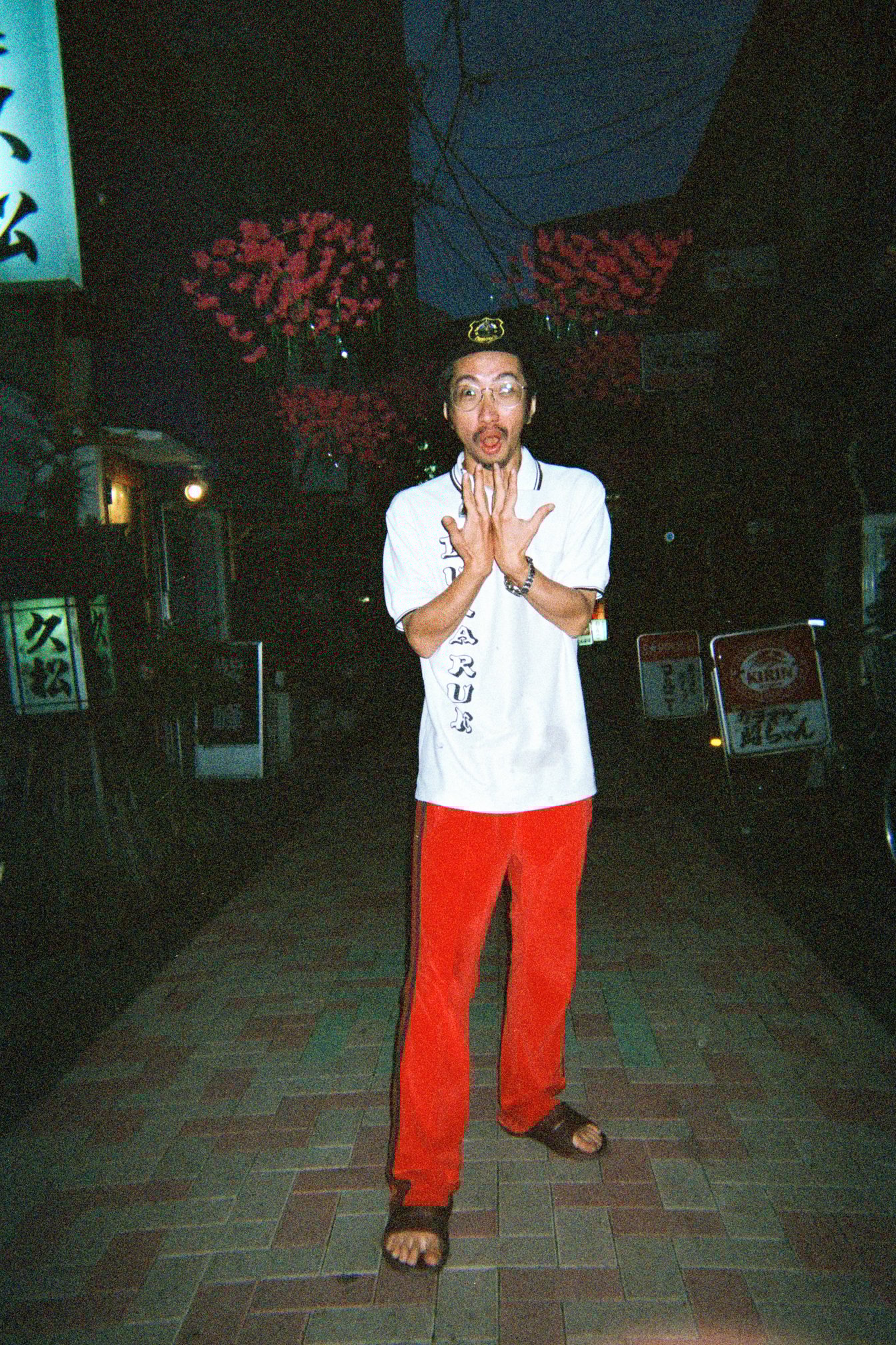 辰巳新道の前でポーズを取る田中俊行