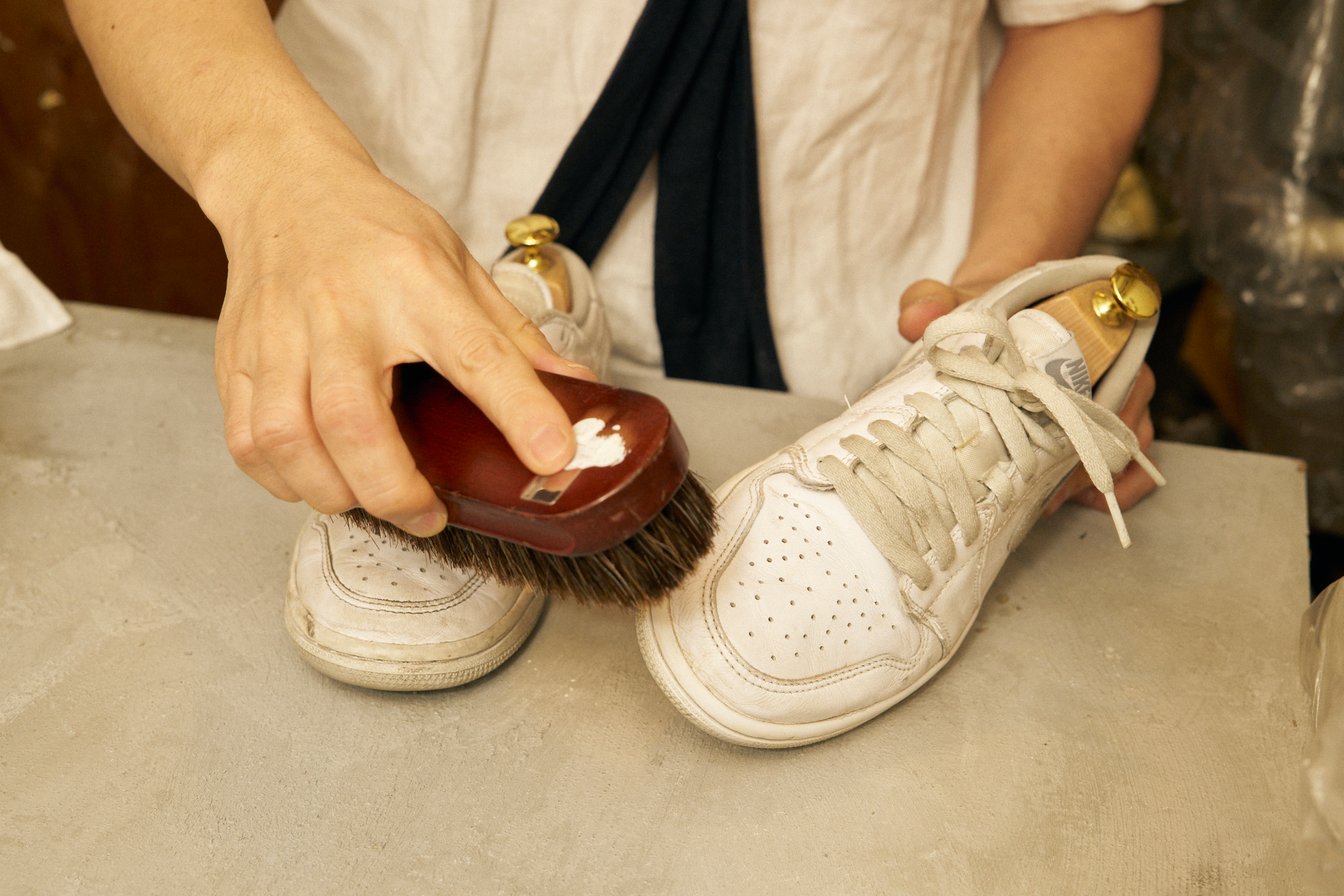 スニーカーにブラッシングをしている様子