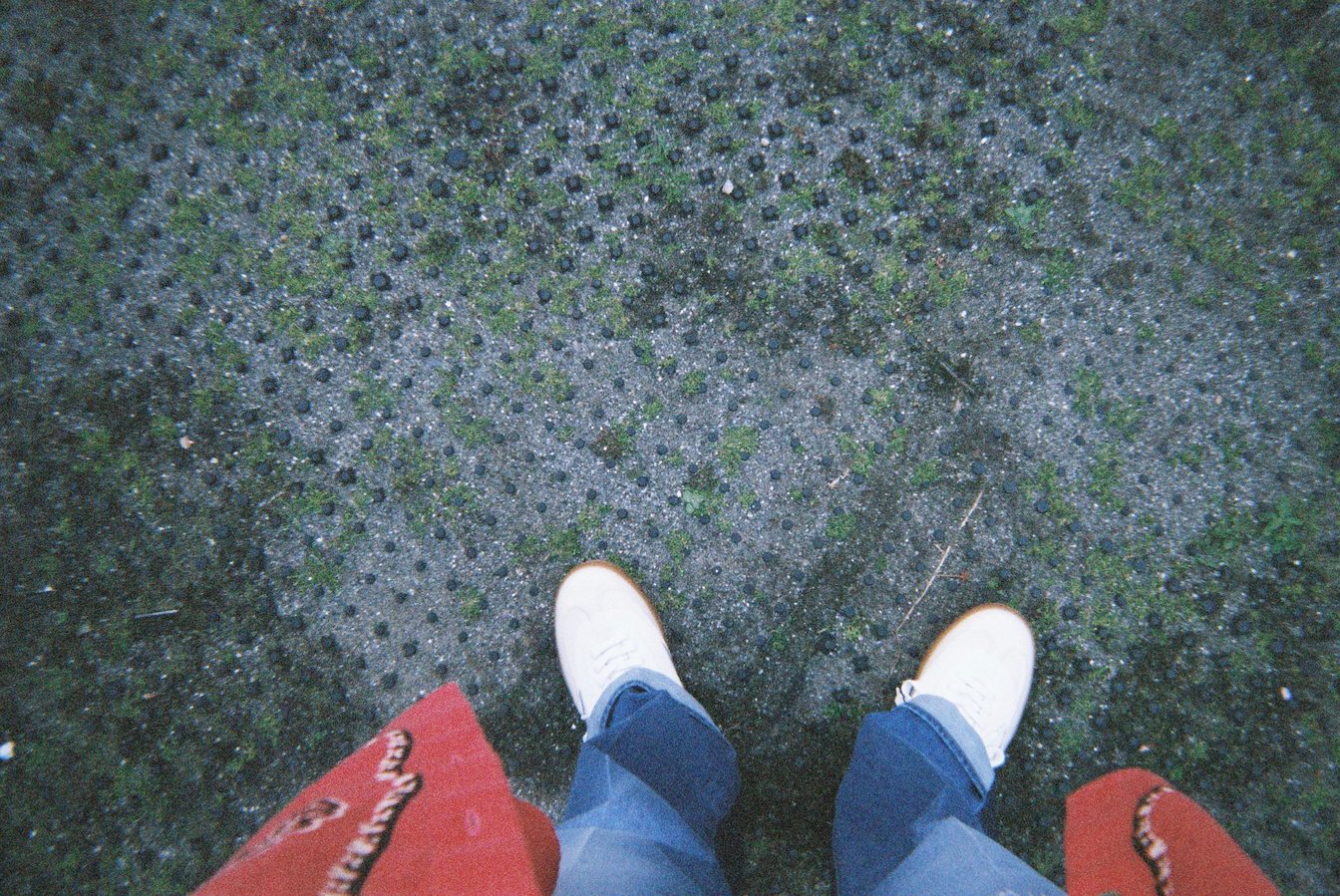 佐々木莉佳子による足元の自撮り