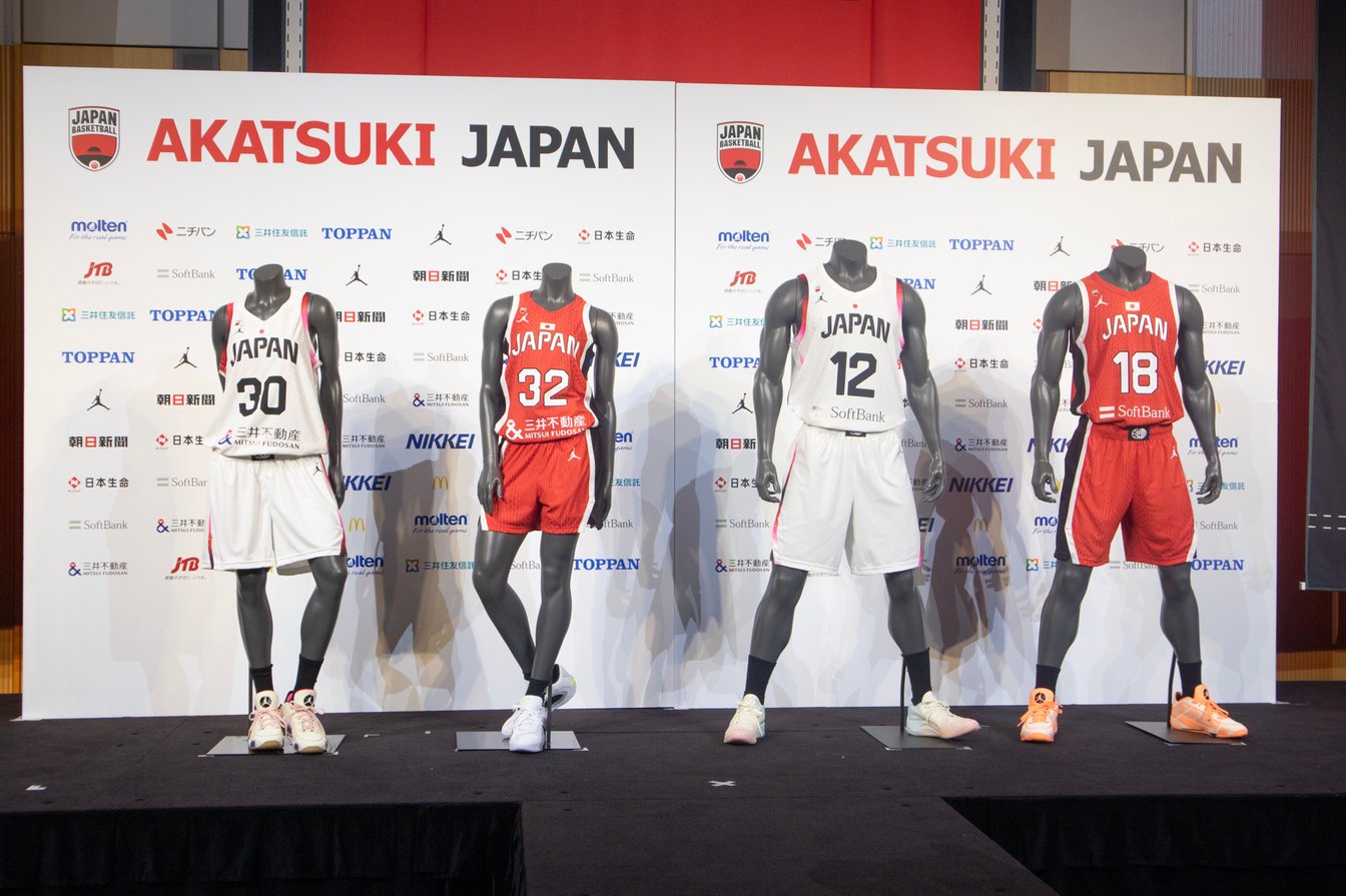 赤と白のバスケットボールのユニフォーム