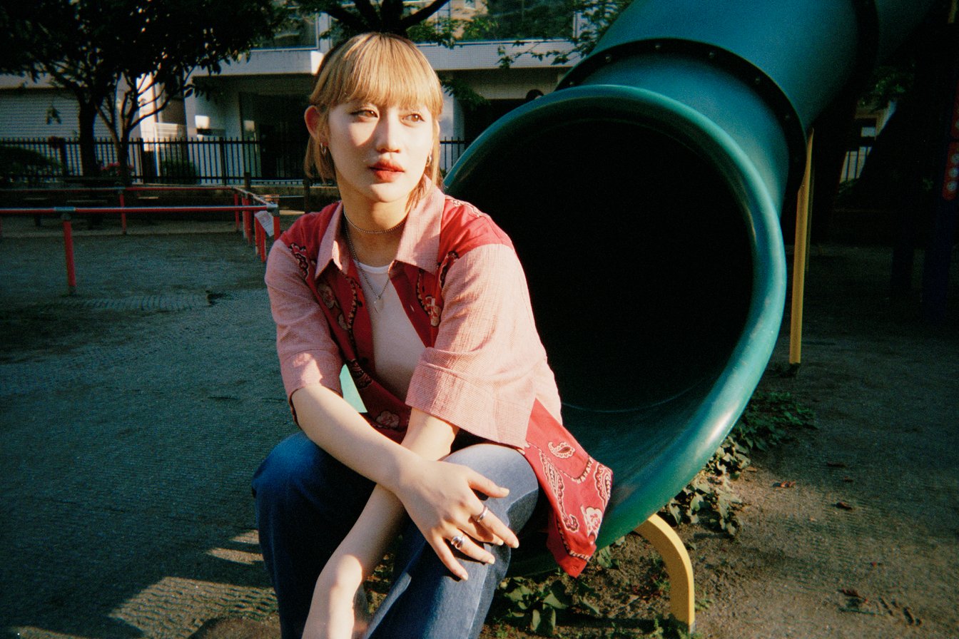 滑り台に腰掛けてポーズを取る佐々木莉佳子