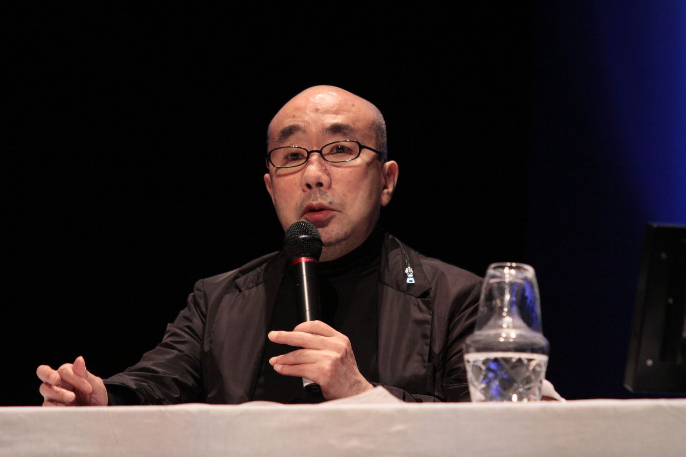 マイクを手にプレゼンする上田稔夫氏