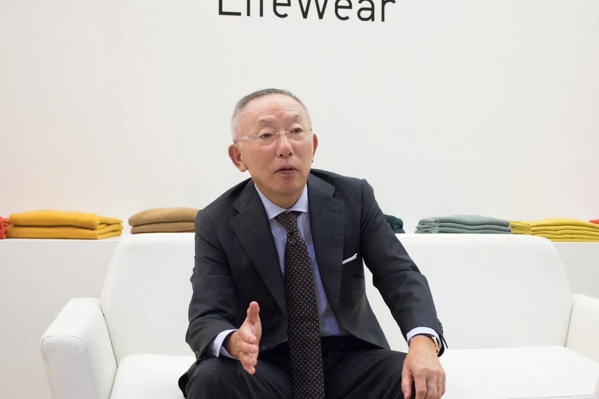 スーツ姿でソファに座る柳井正