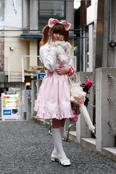 ロリータファッションに身を包んだ女性