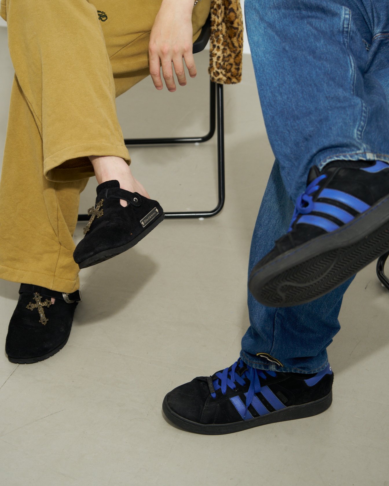 TillとA.B.の足元