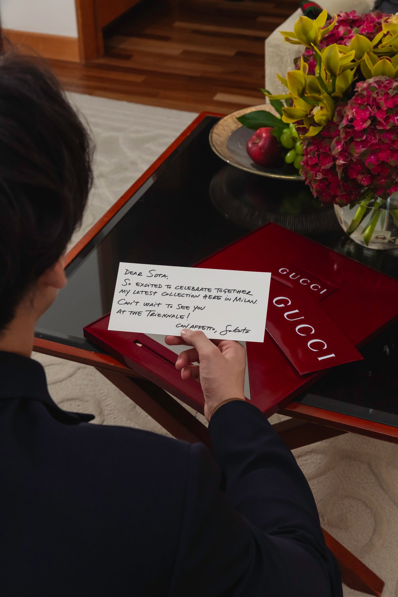 インビテーションを見る男性