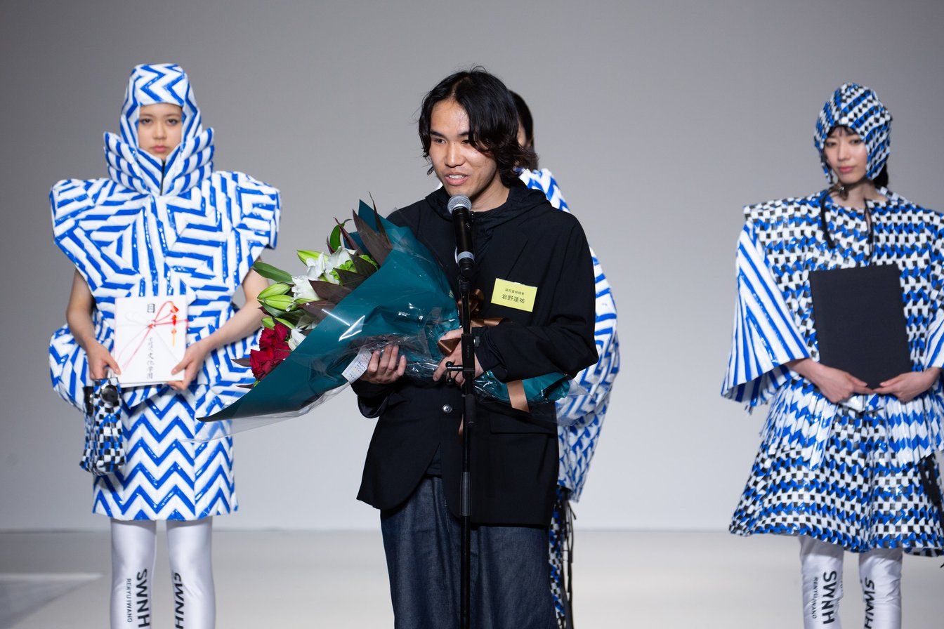 第98回装苑賞を受賞した岩野蓮祐が受賞コメントを話す様子