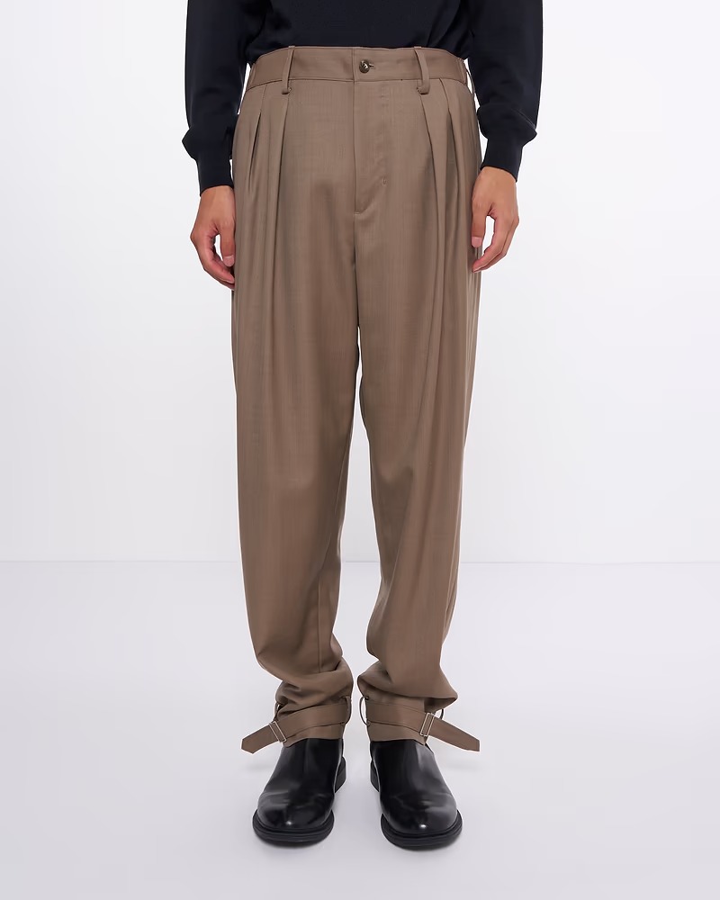 イレニサの洋服を着たモデル