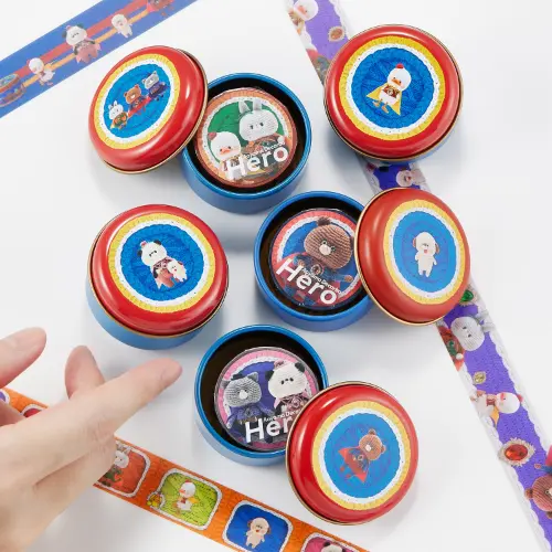 青山デカーボ　ヒーロー缶　犬　あみぐるみ　イタリア　ブローチ　銀座三越限定 お知らせ｜サイト名