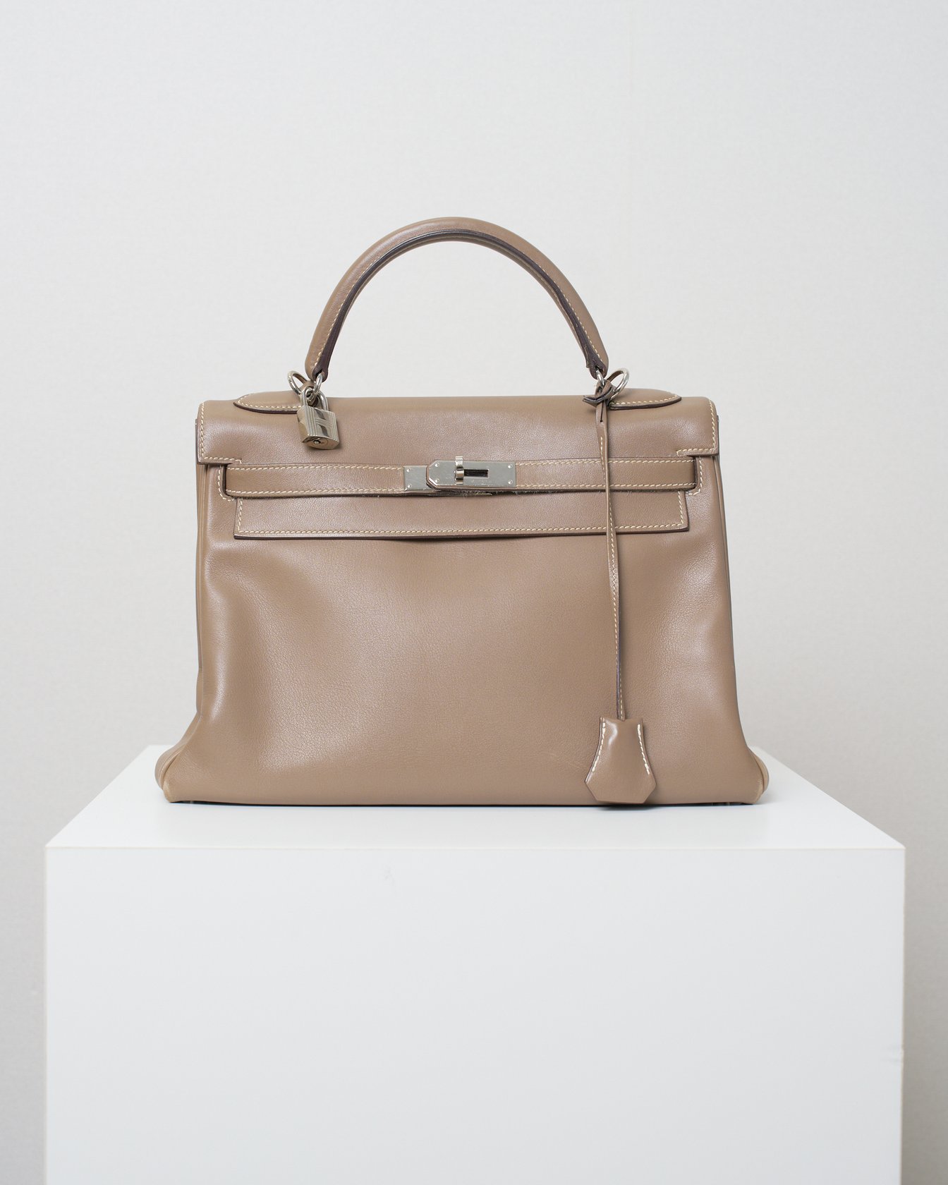 エルメスのベージュのバッグ