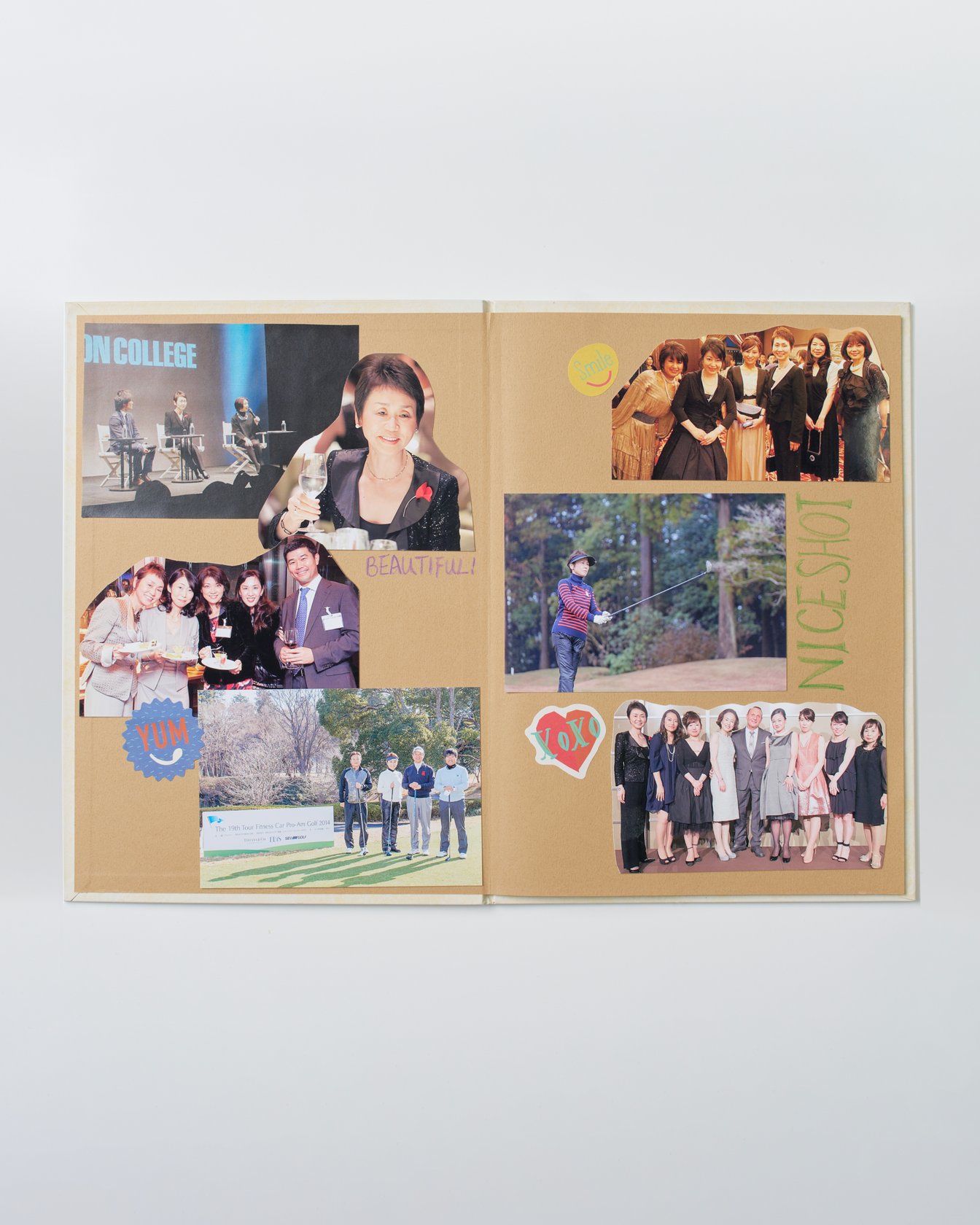 写真が貼られた色紙