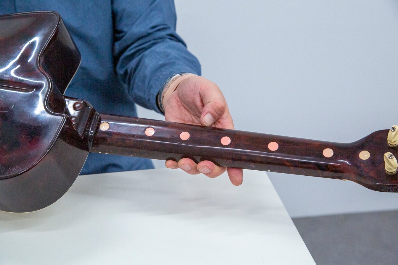 指の印が書かれたギターのフレット