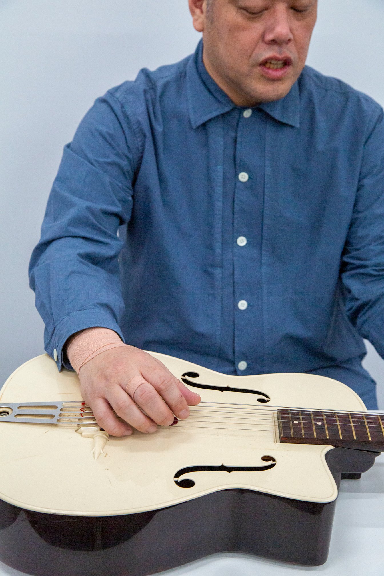 白いギターとくっきー!