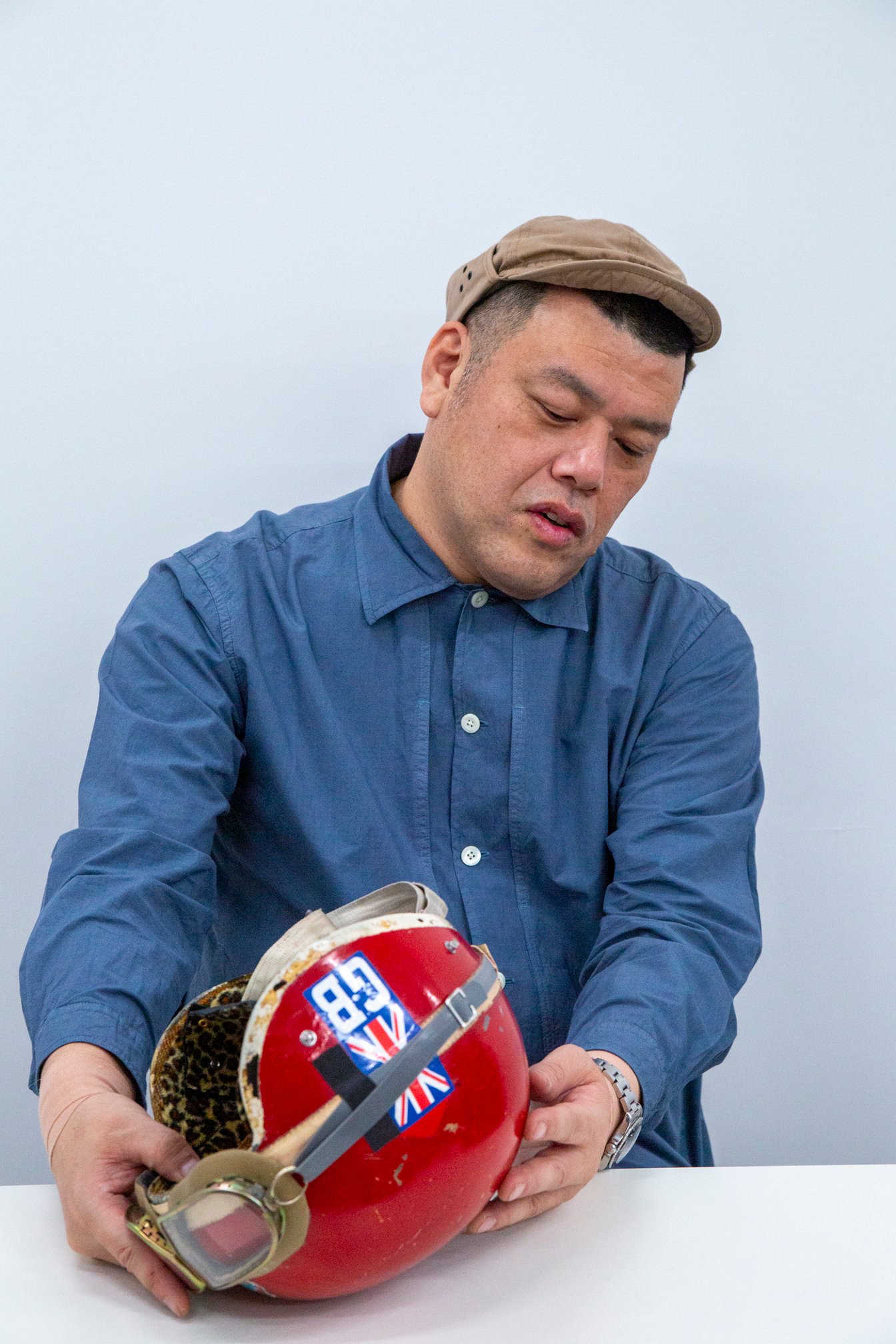 ヘルメットを紹介するくっきー!