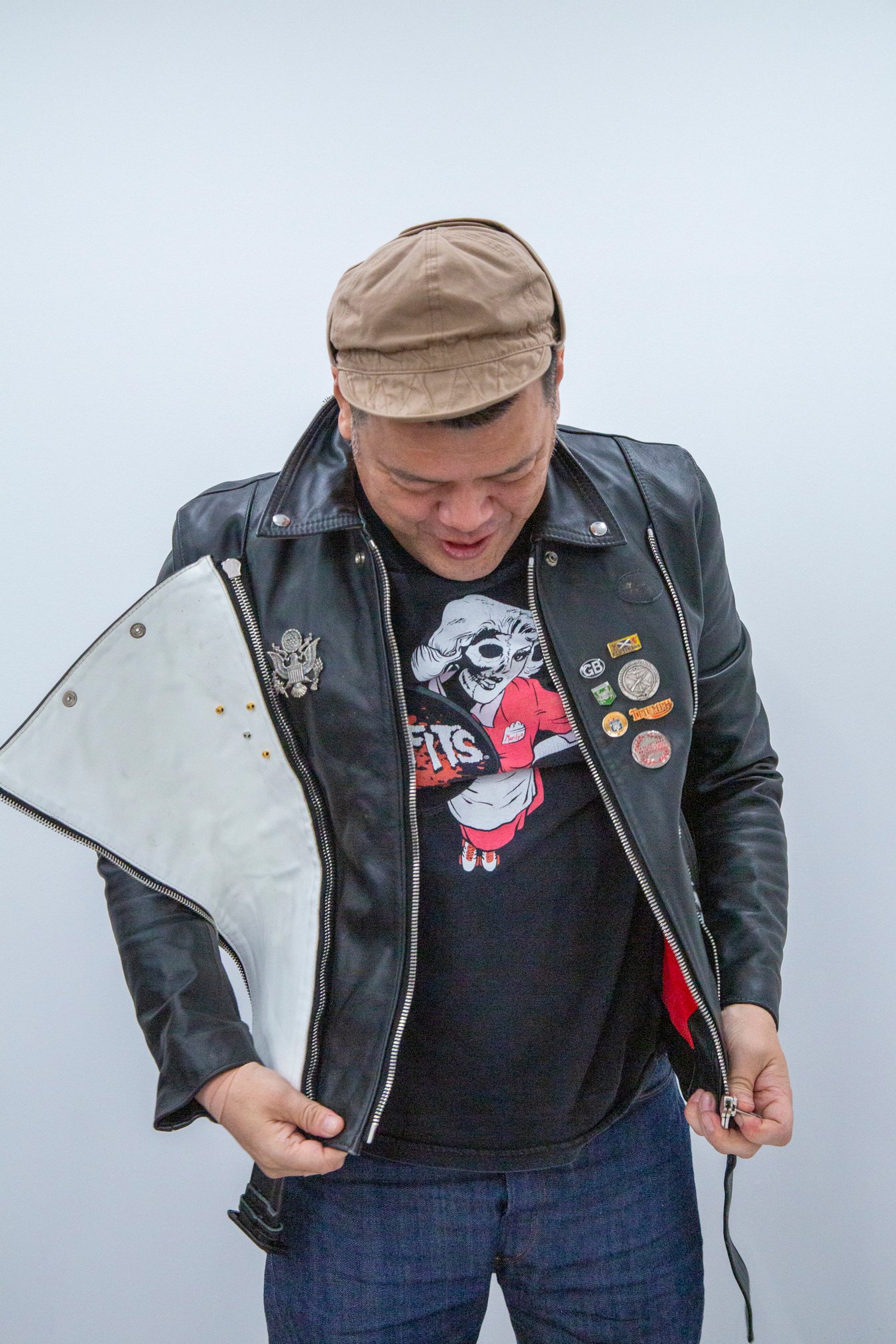 レザージャケットを着る野性爆弾のくっきー!