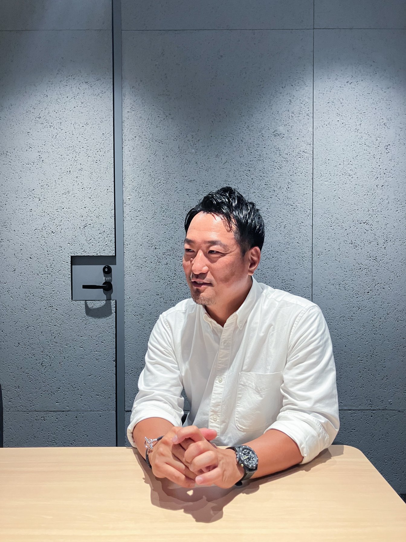 インタビューに答える井筒さん