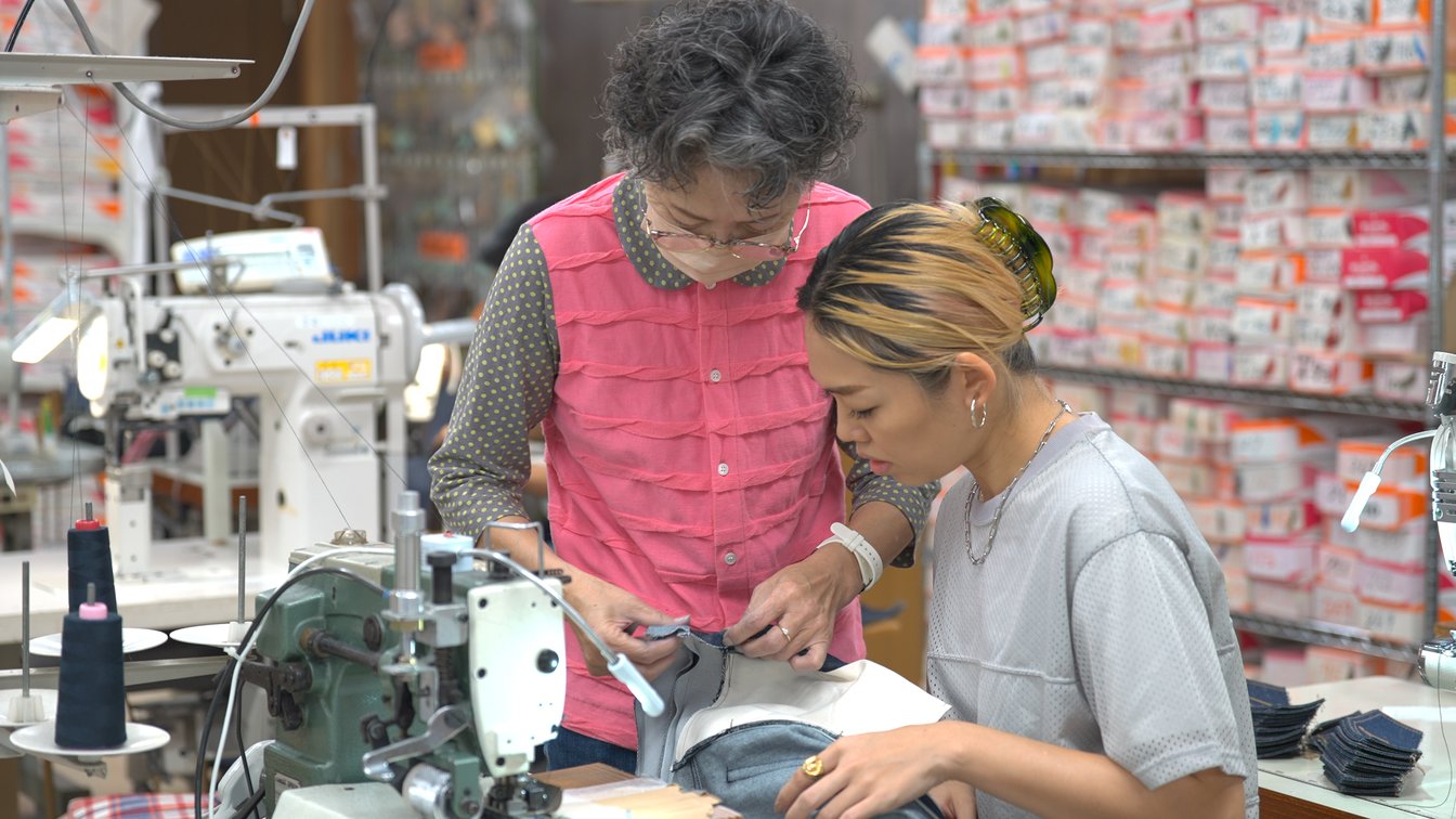 ベテラン社員が若手社員に教えている様子