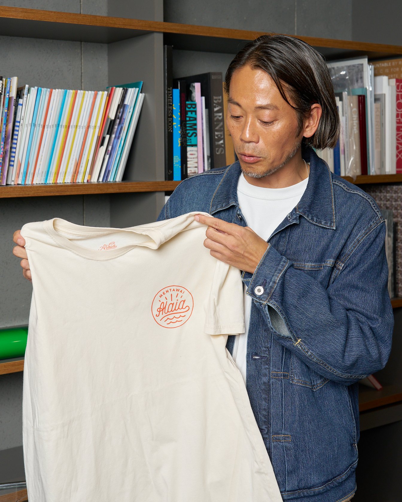 Tシャツを持つ岡田英之