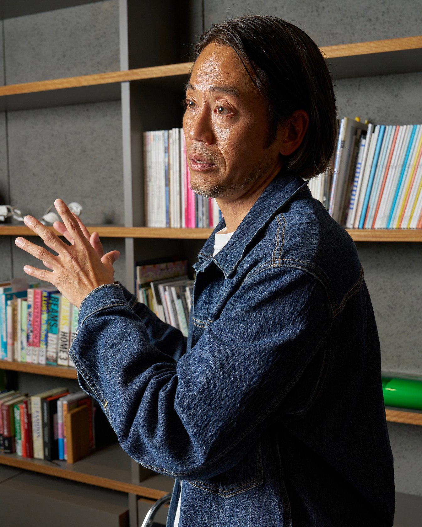 説明する岡田英之