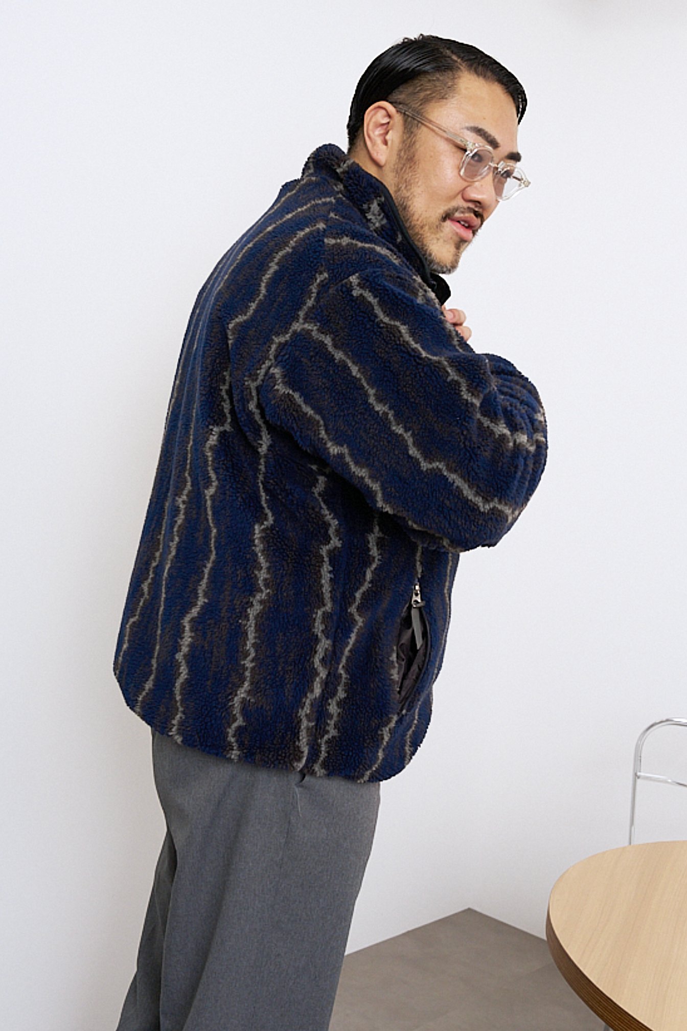 パタゴニア グリセード サンダーを着用する男性