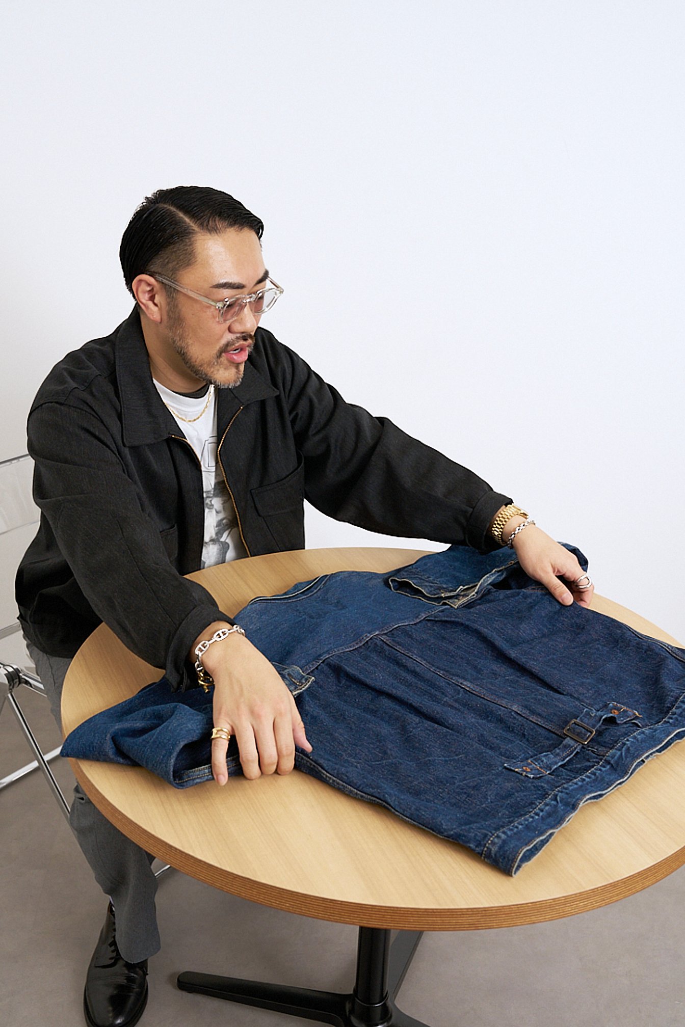 リーバイス 506XXEE「Tバック」を説明する男性