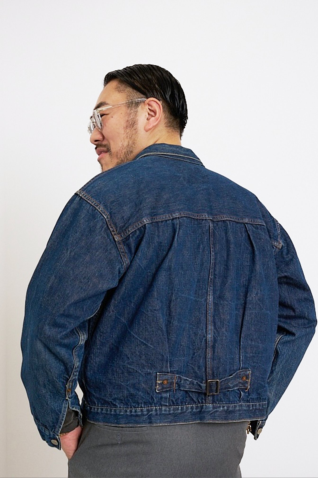 リーバイス 506XXEE「Tバック」を着用する男性