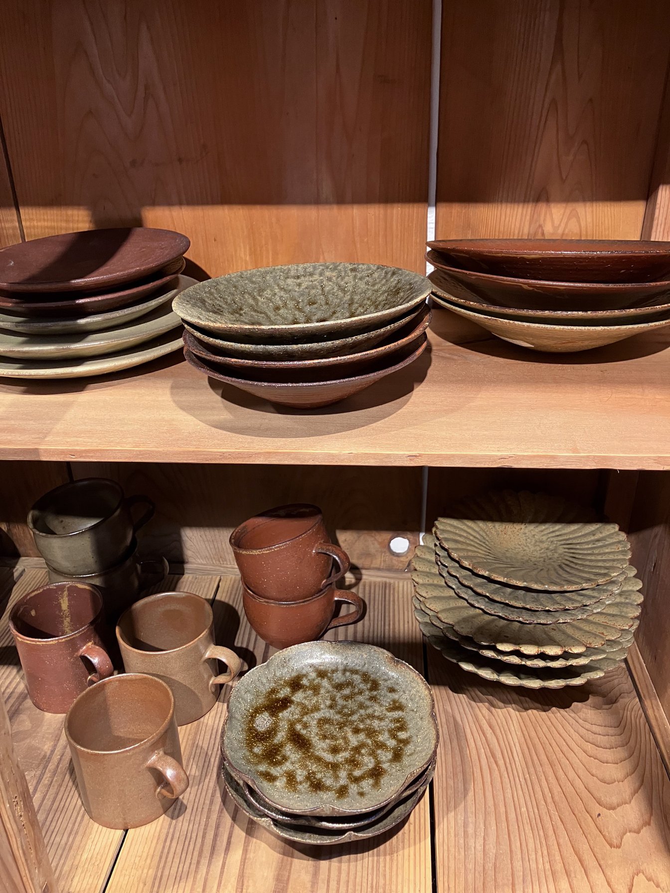 棚に陳列された作家の器