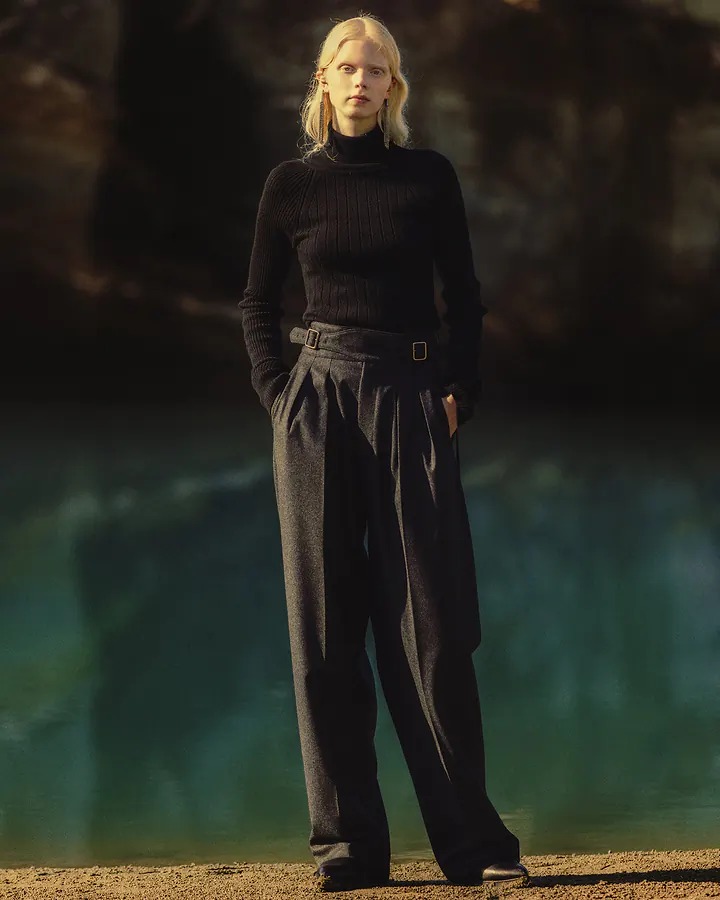 リラクスのボトムスを穿いた女性モデル