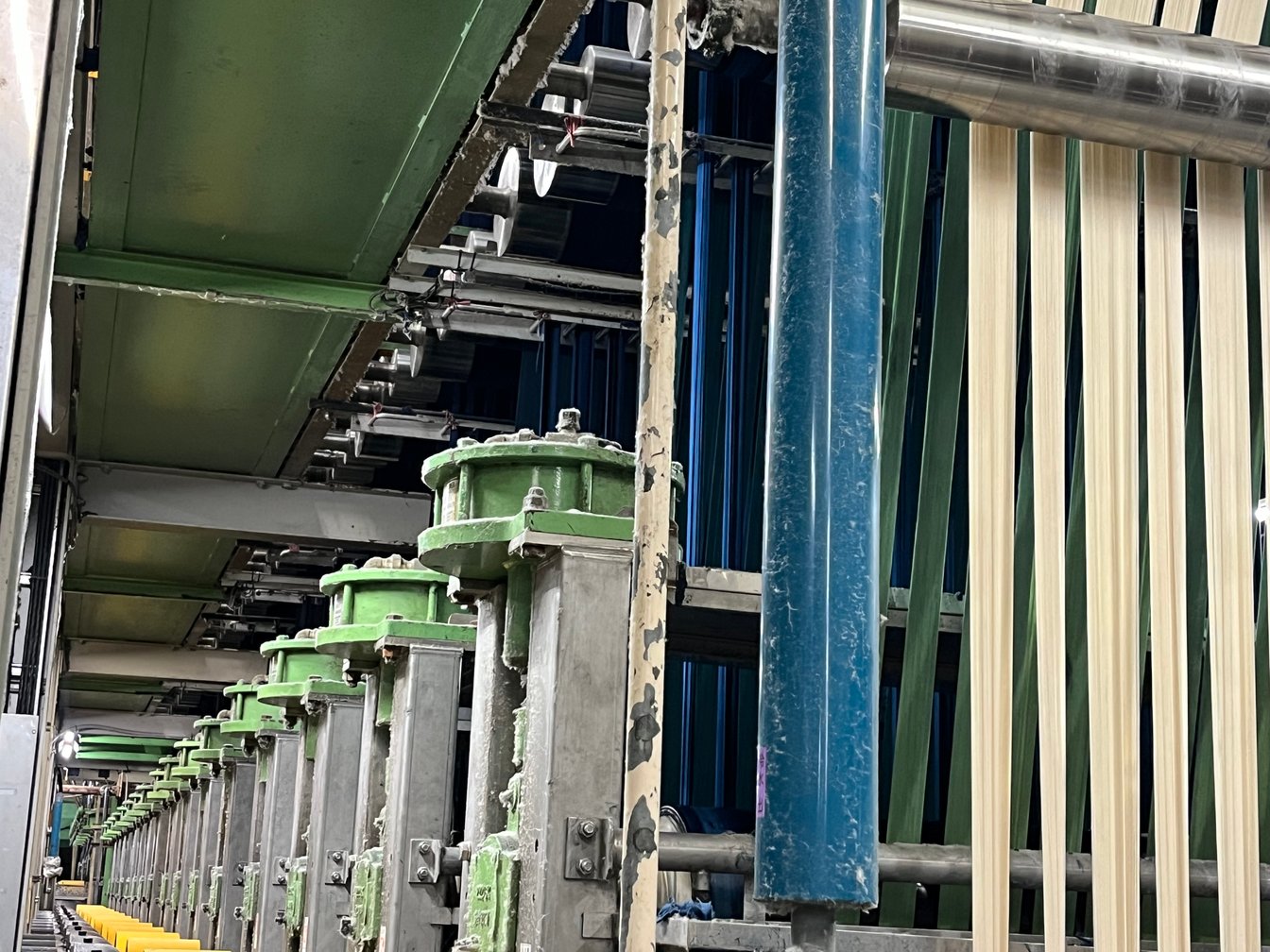 糸を染色する様子