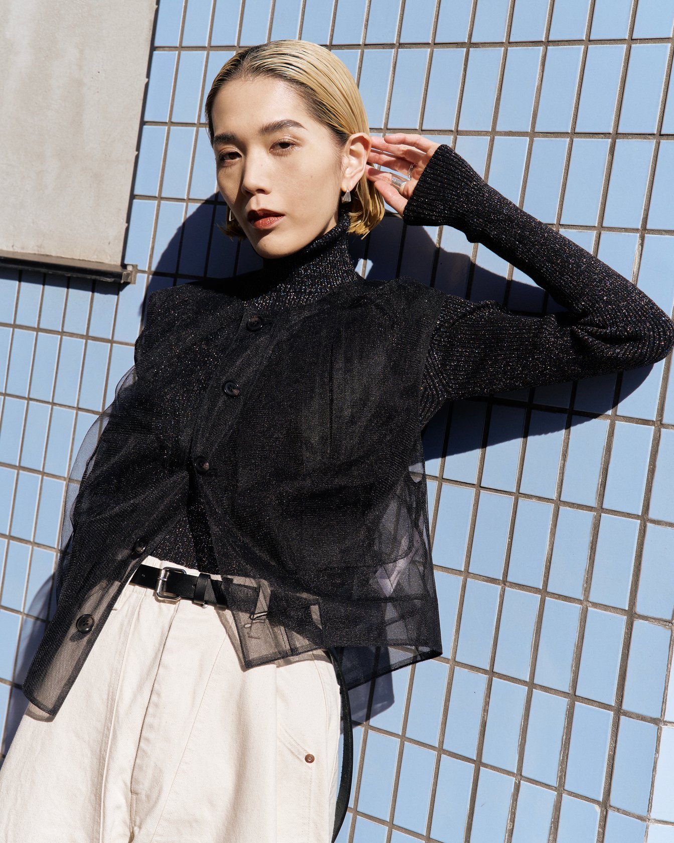 タナカのデニムパンツを穿いた女性モデル