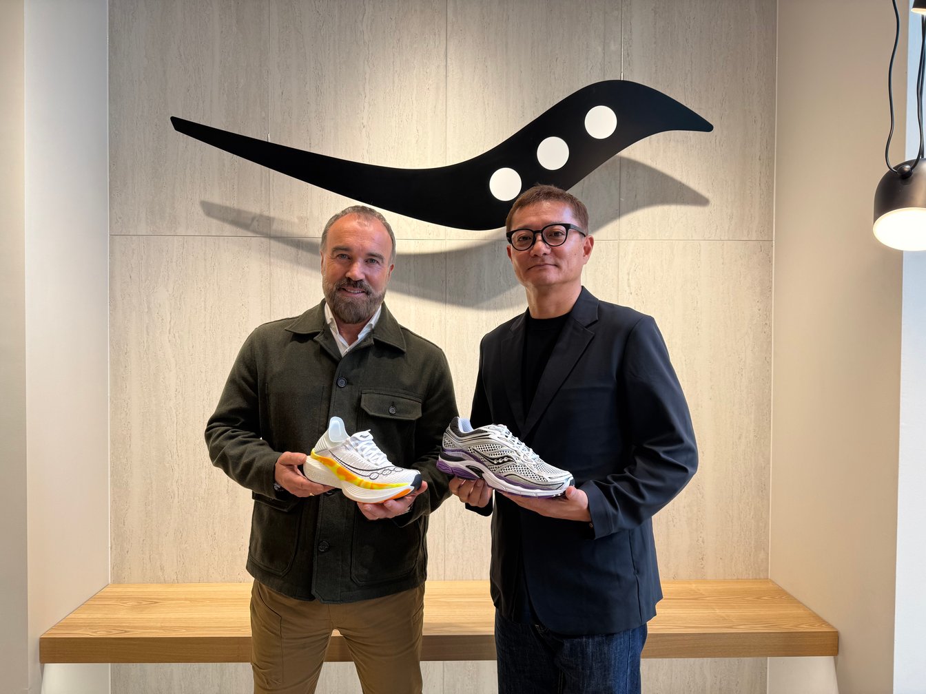 サッカニーのグローバルブランド責任者 ロブ・グリフィス氏(左)、丸紅コンシューマーブランズの髙原秀人代表取締役社長(右)