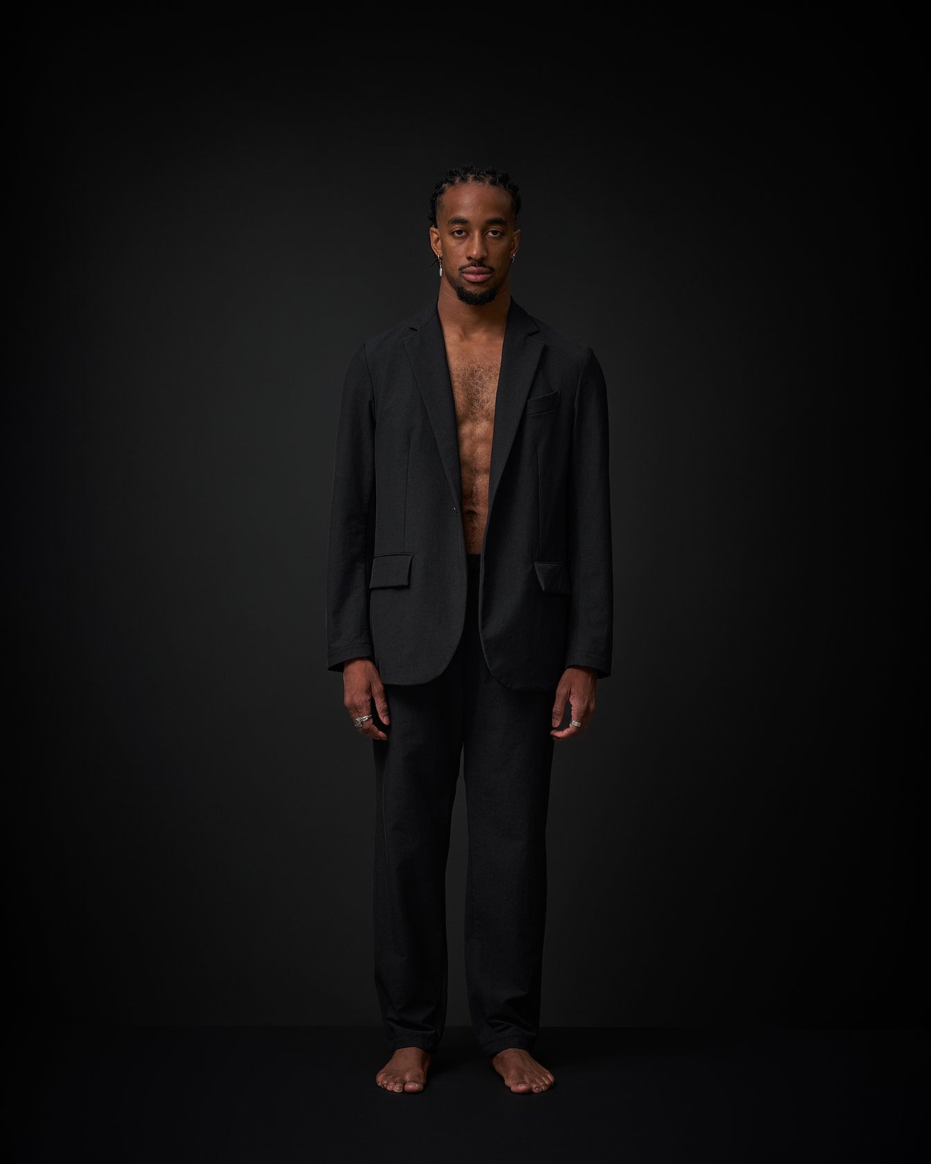 デバイスジャケットを着た男性モデル