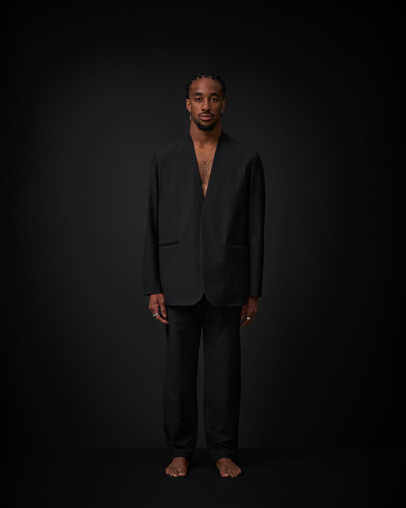 デバイスジャケットマイナスを着た男性モデル