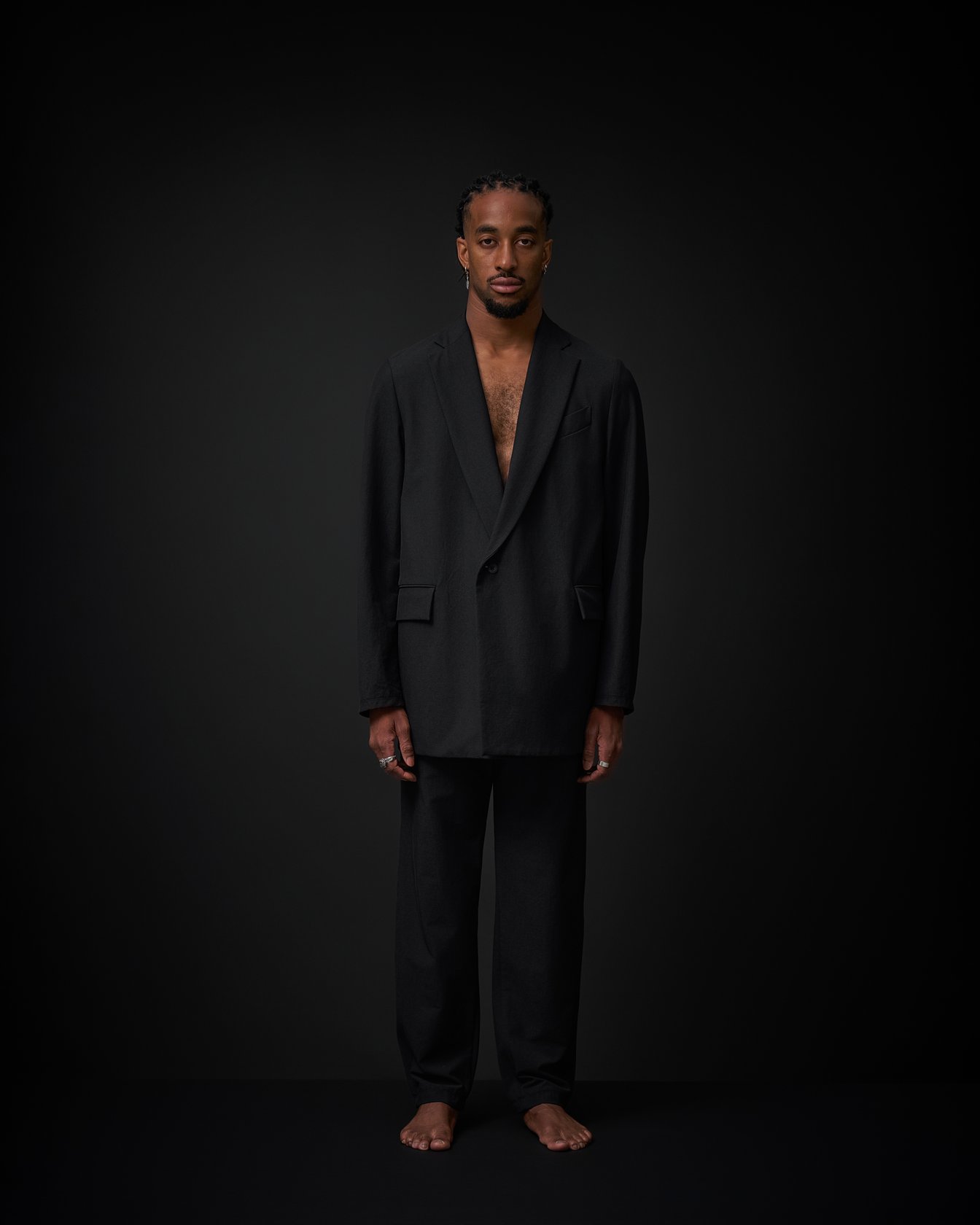 デバイスジャケットプラスを着た男性モデル