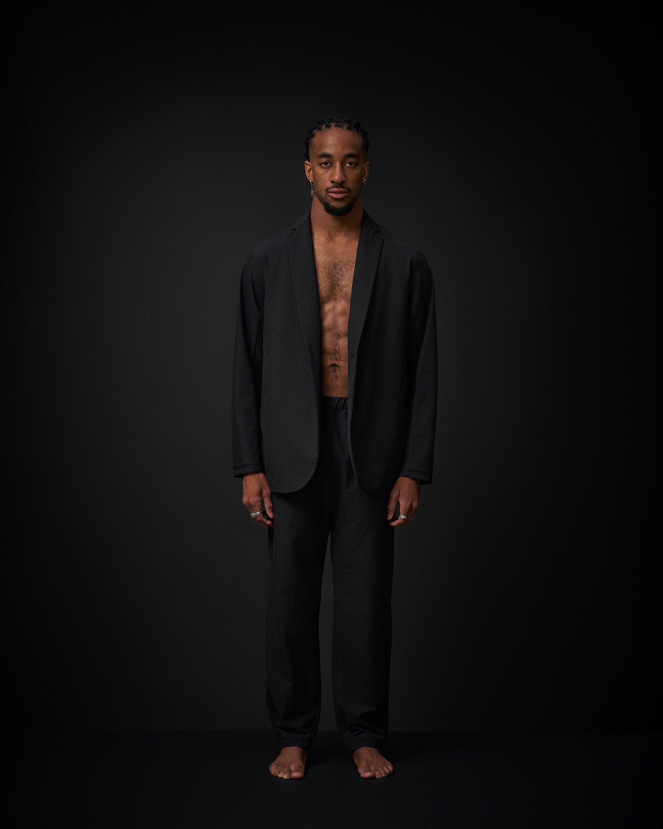 ウォレットジャケットを着た男性モデル