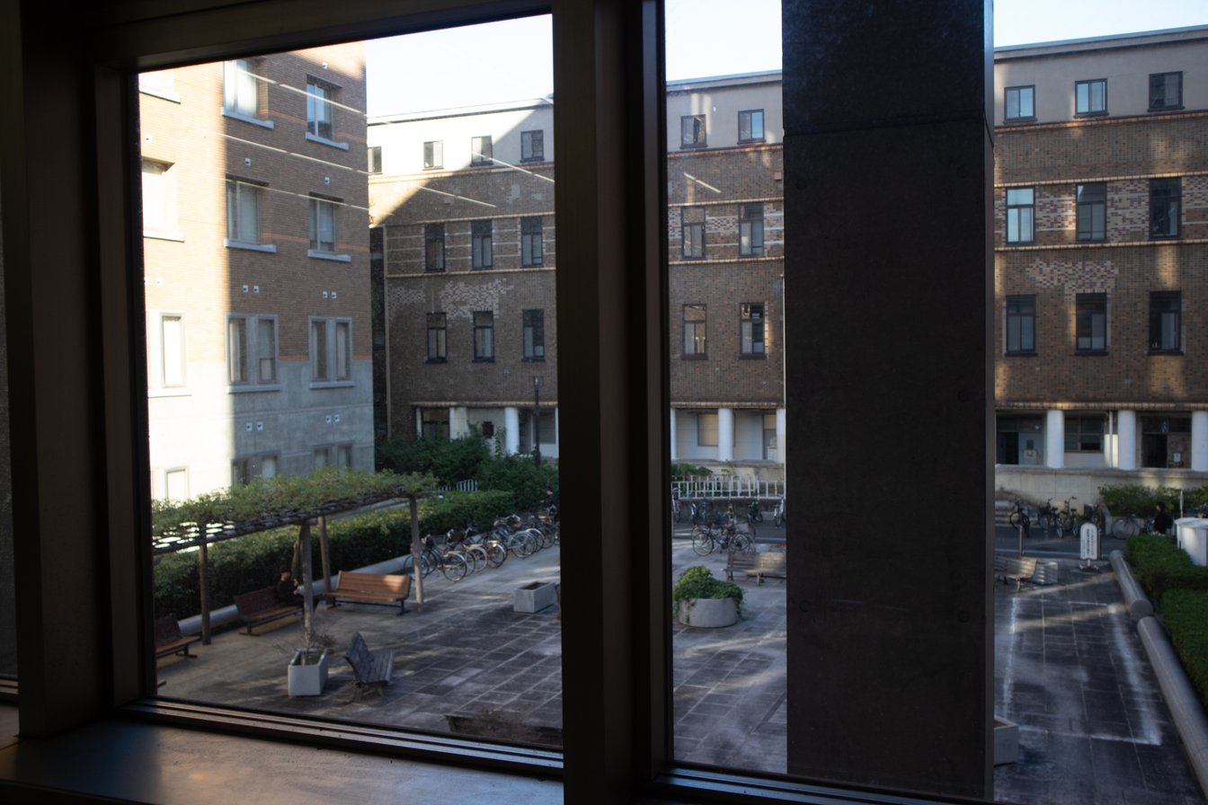 窓から見える大学の校舎