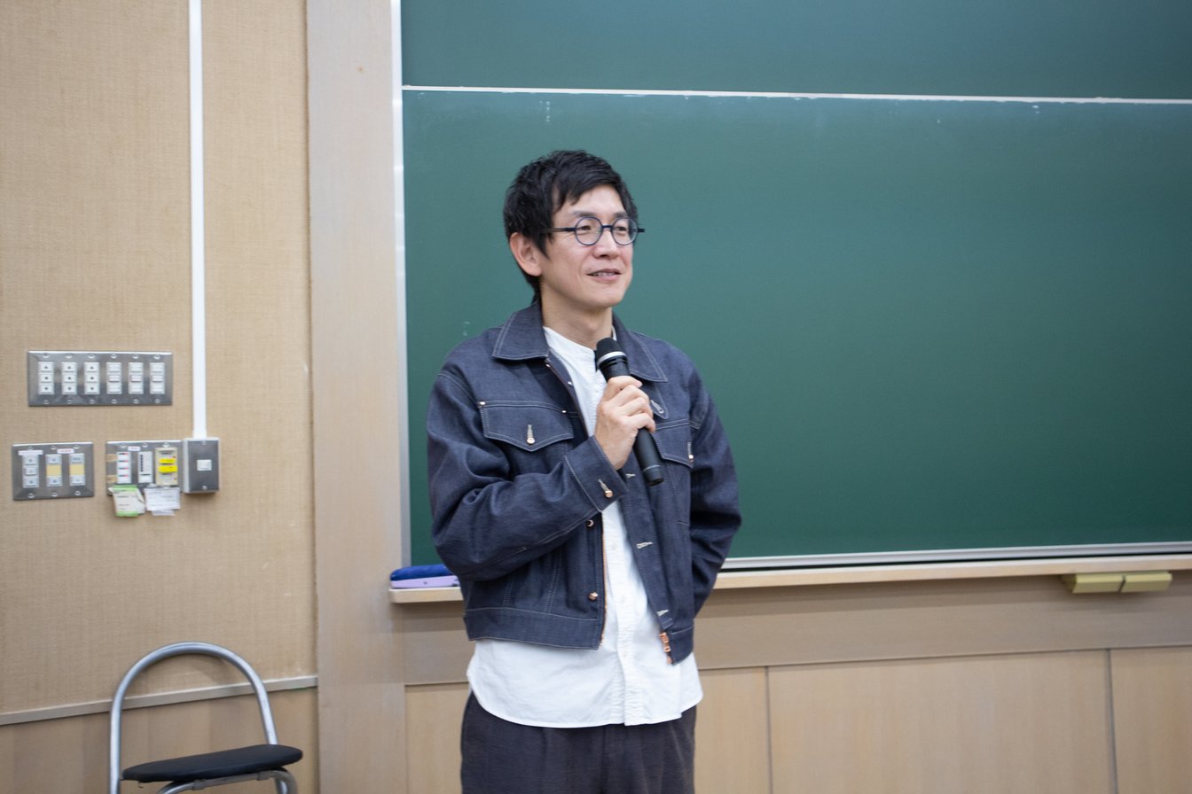 黒板の前に立つ蘆田裕史