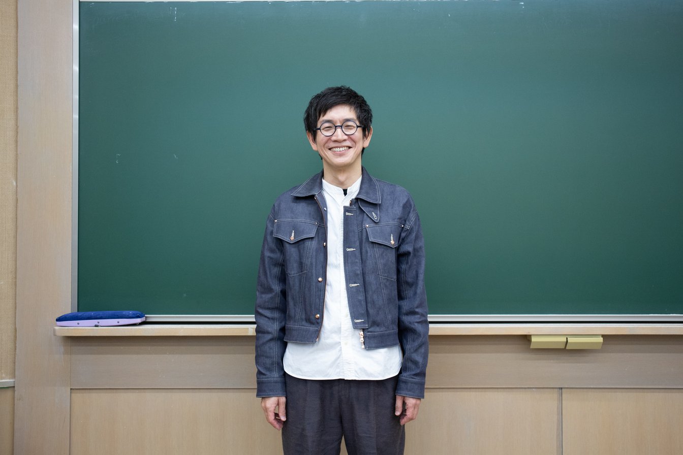 黒板の前に立つ蘆田裕史